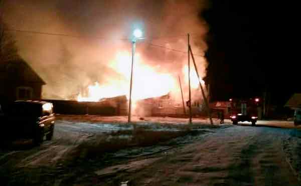 Крупный пожар в Юргамыше уничтожил дом многодетной приемной семьи
