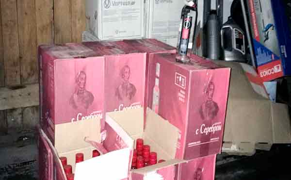 В Курганской области у жителя обнаружили склад нелегальной водки сигарет