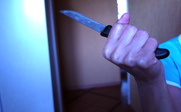 В Катайске оскорбленная женщина ударила обидчика ножом