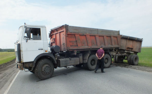 В Курганской области грузовик насмерть сбил дорожного рабочего