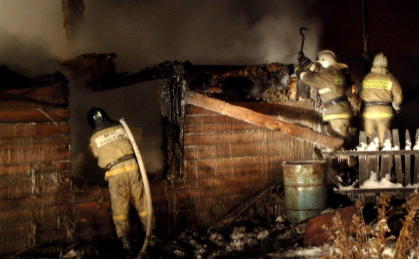 В Курганской области местные жители спасли двух человек из горящего дома