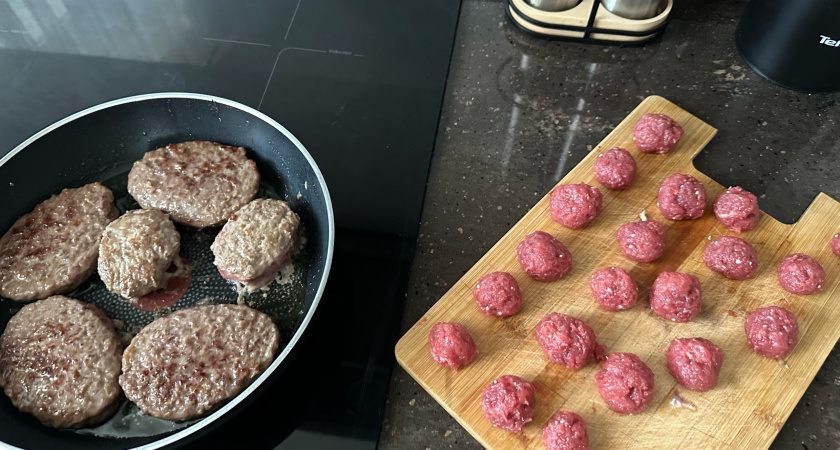 На курганском предприятии обнаружили опасный куриный фарш