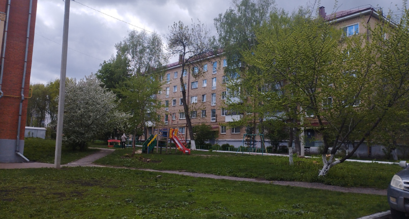 Курганцы завалили двор общежития мусором под окнами