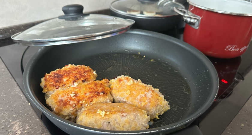 Не хлебный мякиш и не сало: вот что я всегда кладу в фарш для сока и вкуса - котлеты получаются сочными и нежными