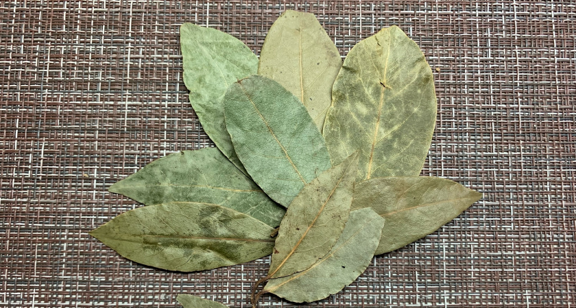 Понадобится только лавровый лист: простой осенний трюк - защитит ваш огород на всю зиму