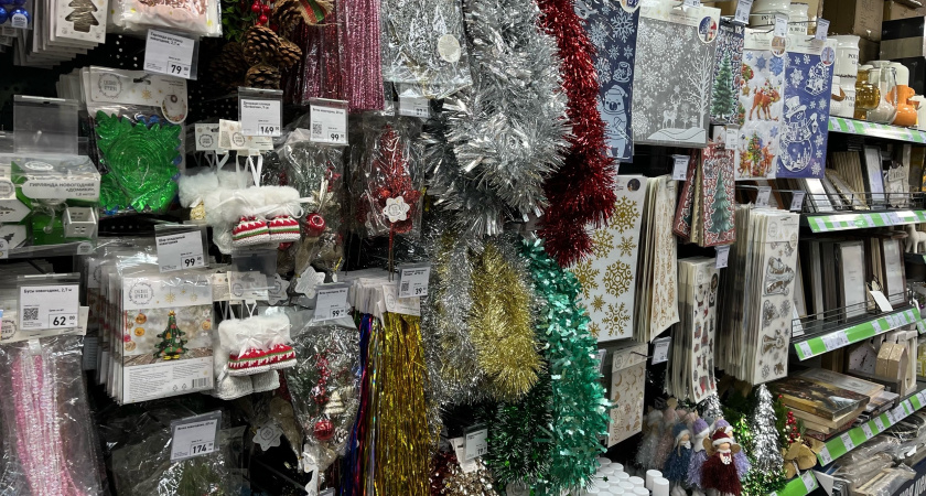 В Светофор завезли товары к Новому году: большая гирлянда за 565 руб, набор из 24 шаров 299 руб - что присмострела себе по "народной" цене