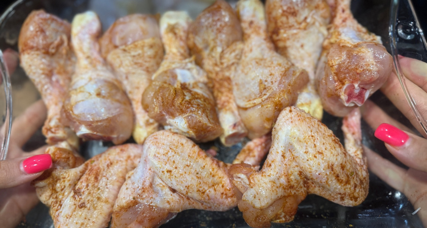 Просто заливаю курицу кефиром и готовлю на плите или в духовке: мой фирменный рецепт - идеально и на обед и на ужин 