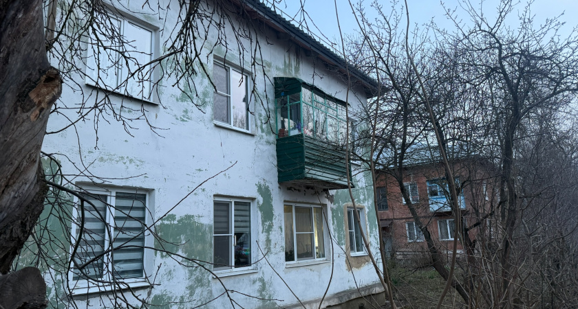 В Петухово в жилом доме обрушился потолок