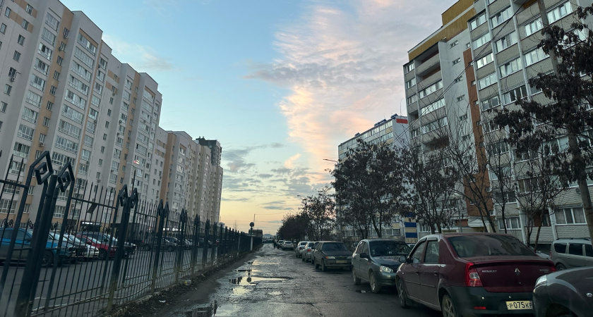 Курганские власти запретили парковку на улице Пролетарской