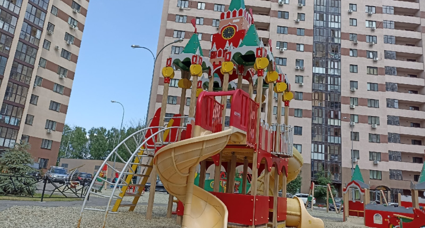 Старый корт в Кургане уступил место новой детской площадке