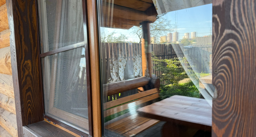 Больше не оставляю москитные сетки в окнах на зиму: простая хитрость решила сразу 2 проблемы - простоят целую вечность