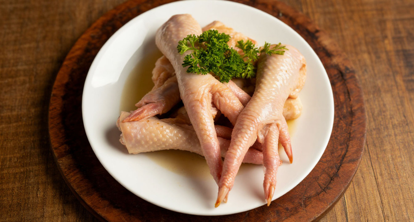 Почему у китайцев куриные лапки дороже мяса: почитал состав и обомлел - а мы ими собак кормим