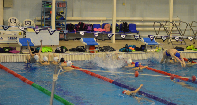 Курганские пенсионеры устроили заплыв на городской спартакиаде