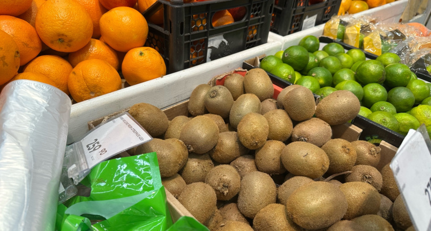 Светофор поразил доступными ценами на товары: выбрала отменные сливы и хурму за 110 руб - дома сразу оценили фруктовый клад