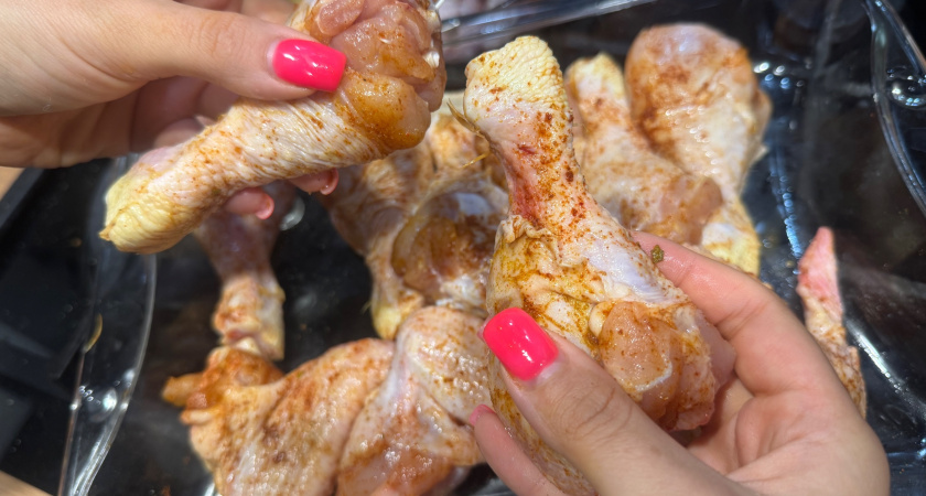 Сплошная химия и антибиотики: куриные голени от каких производителей брать не стоит - вердикт Росконтроля