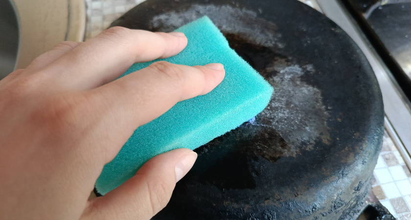 Круче Шуманита и Азелита: беру 2 стакана средства и заливаю водой - закаменелый нагар на сковородках стекает на глазах