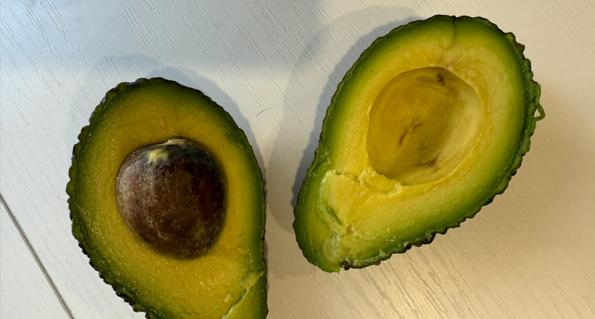 Авокадо больше не темнеет: простой трюк с косточкой - и каждое утро мажу полезное зеленое масло на тост