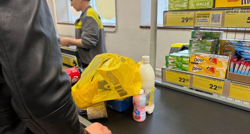 Покупатели встали в очередь за новинками в Чижике: взяла плитку рыбного "мяса" за 199 руб и яйца за 54 руб - так вот почему так дешево