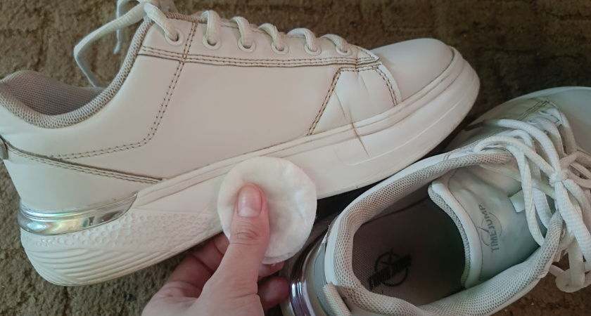 Весь день в обуви, а вони нет: посыпаю на стельку щепотку порошка - идеальный лайфхак для поздней осени