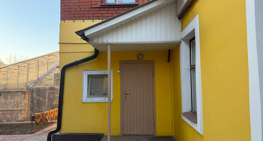 Утеплил пороги на металлических дверях: потратил 30 рублей и час времени — в доме теперь не сквозит и жара как в Сахаре