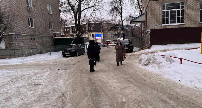 В Кургане началась активная борьба с гололедом после снегопада