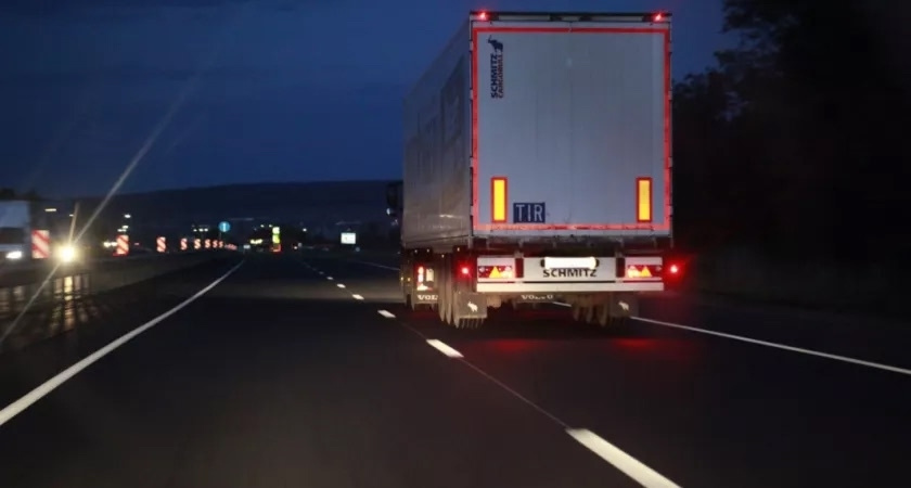 Встречный дальний свет не страшен: проверенные методы - это знают уже все дальнобойщики