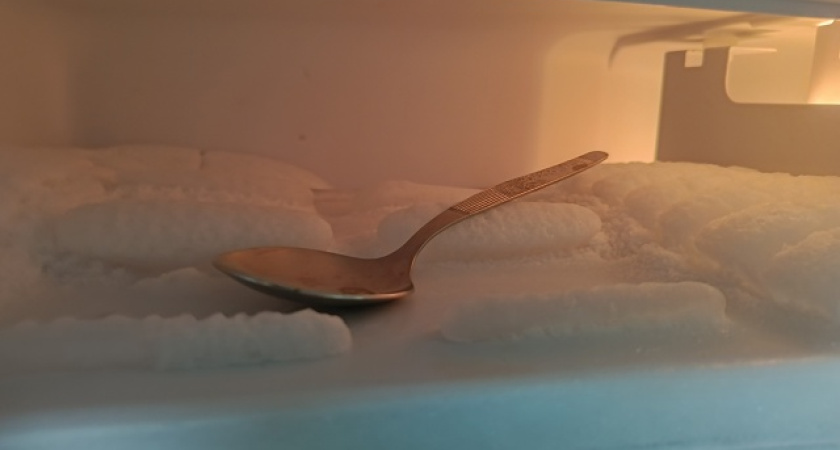 Соседка всегда в морозилке держит ложку: я онемела, когда узнала зачем - не перестаю ее благодарить за этот трюк