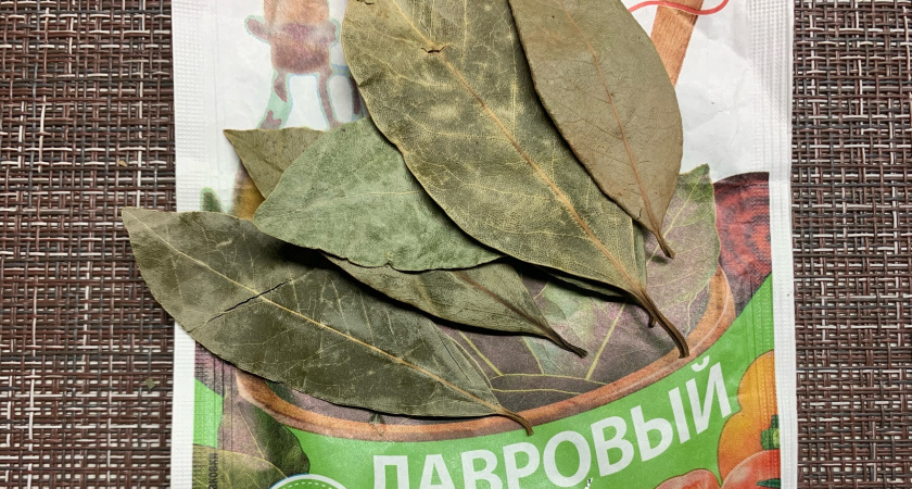 Один лавровый лист кладите в холодильник, второй - под него: запомните это раз и навсегда