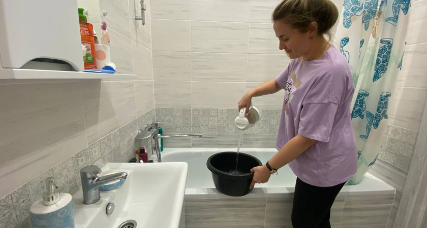 1/2 стакана на стенки — и ванна белее первого снега: ни налета, ни ржавчины — сверкает даже в темноте