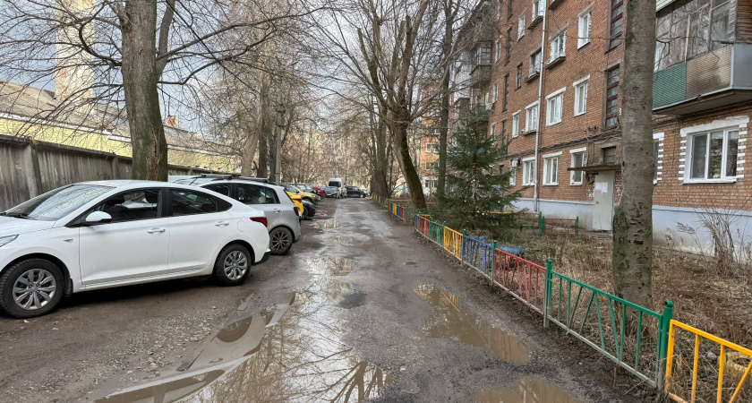 В курганском Заозёрном сточными водами затопило дорогу и двор