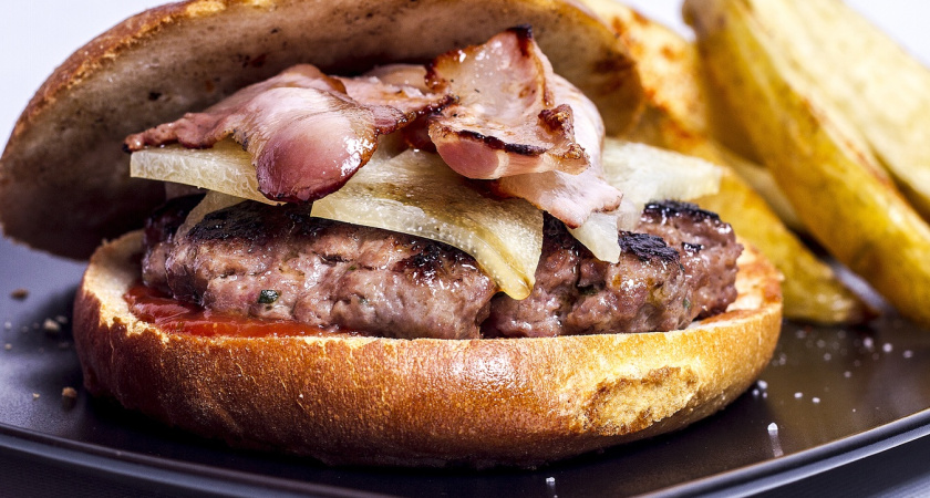 Этим бутербродам нет равных по простоте и вкусу. Всего два ингредиента – и сочная "шапка" на хрустящем багете на завтрак готова