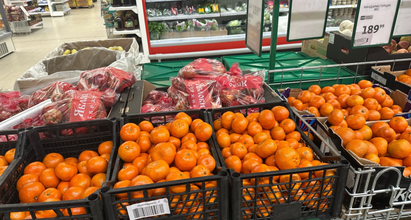 Поняла, почему Светофор завален новинками: тележки на кассах завалены красными яблоками и спелыми гранатами - оказалось все дело в цене