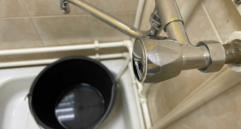 Авария на водопроводе в Кургане оставила без воды школу, дворец спорта и колледж