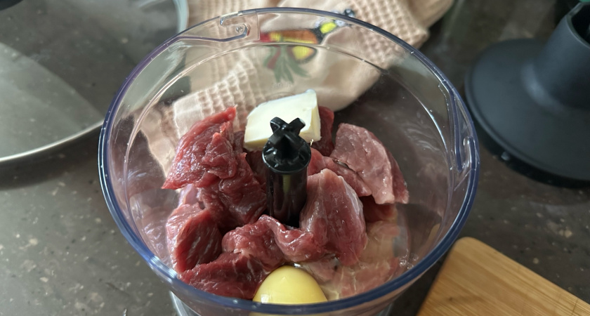 Набиваю в стакан фарш и ещё 4 ингредиента: на завтрак колбасная нежность готова - дети обожают эту вкуснятину на бутербродах