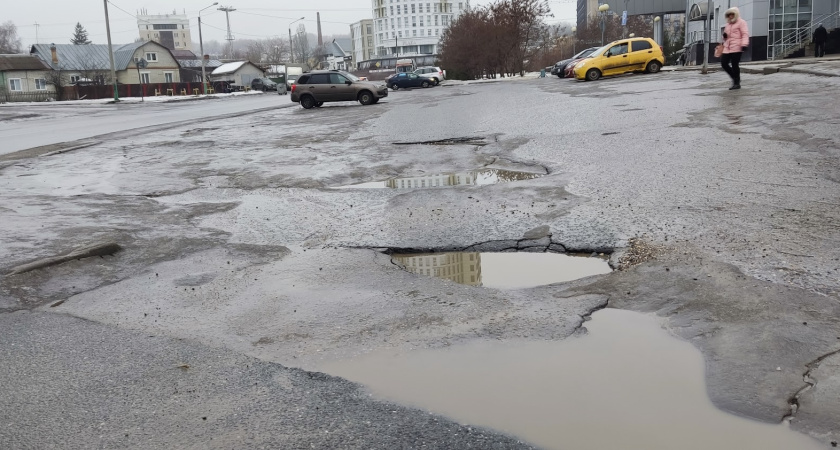 "Таксисты отказываются заезжать туда": горожане бьют тревогу из-за гигантских дорожных ям на улице Яблочкина в Кургане