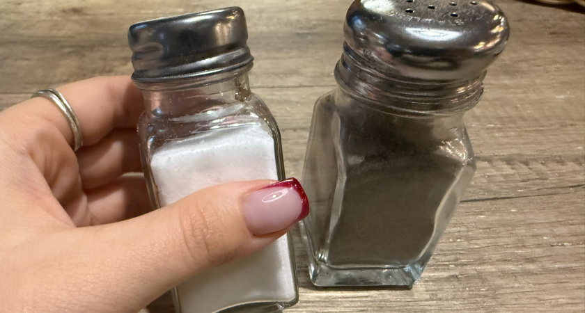 Лавровый лист + щепотка соли: практичный трюк, который спасает окна с ноября и до весны 