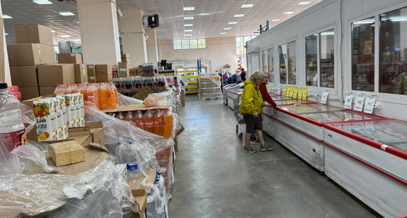 Объявление с ценой на мясо появилось в «Светофоре»: народу сразу полный зал - разбирают не глядя