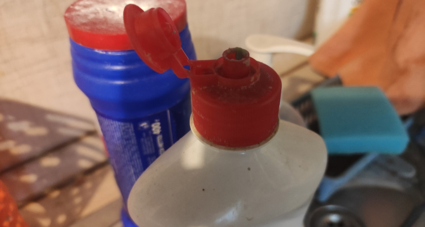 Снял крышку от средства для мытья посуды и вкрутил туда, где она нужнее: эта гениальная хитрость спасет каждую хозяйку