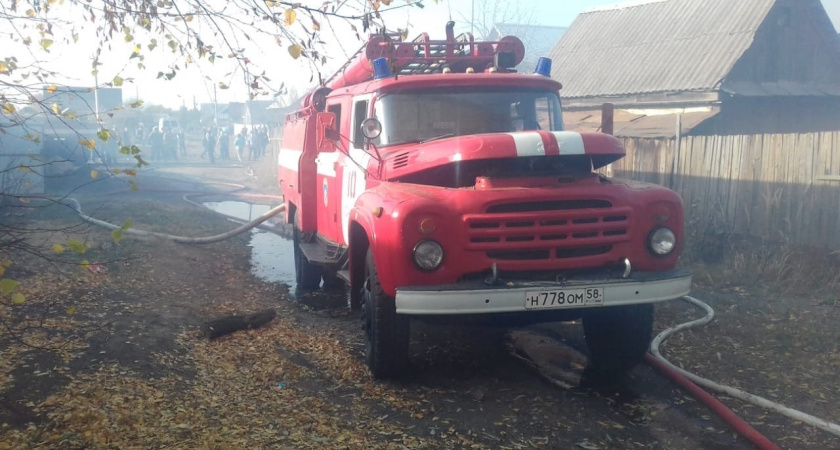 В Шадринске из горящего дома спасли троих человек