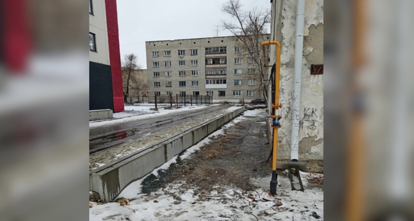 В Кургане жильцы дома оказались "зажаты в яме" из-за благоустройства новостройки на улице Дзержинского
