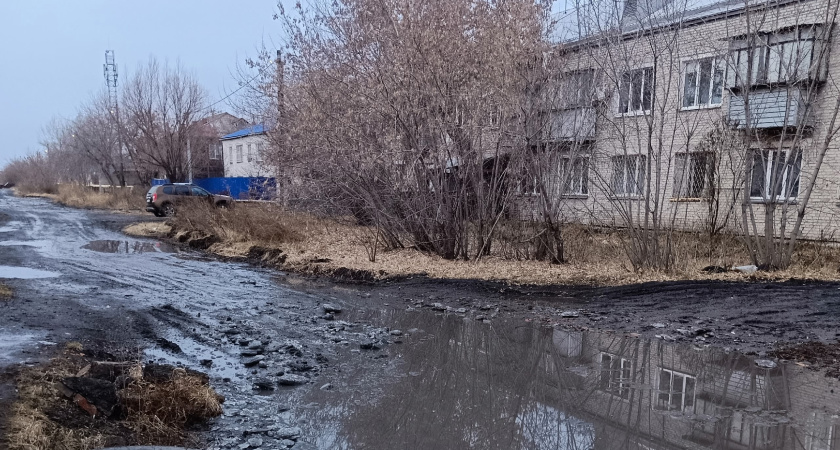 Вязкое болото вместо дороги на Челябинской в Кургане: местные жители бьют тревогу