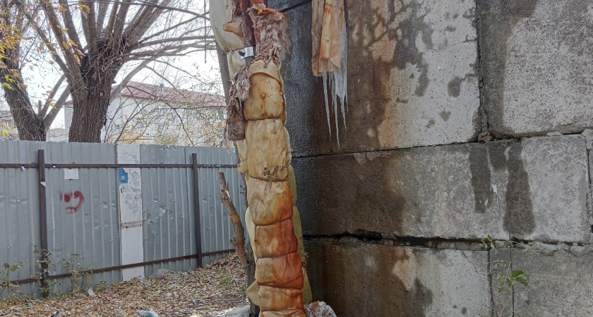 «Это уже не шутки!»: гнилые и текущие трубы на теплотрассе не дают покоя жителям улицы Станционной