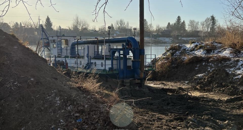 Жительница Солнечного обнаружила склад водной спецтехники на местном пляже 