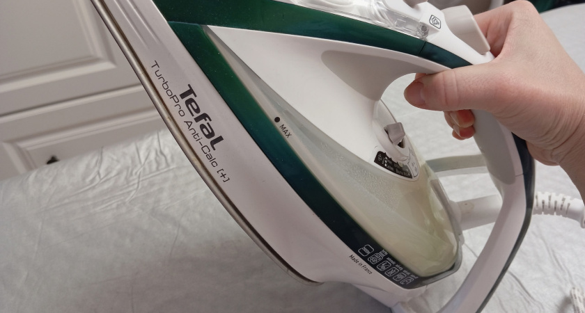 Всегда чищу утюг только таким способом: скользит по одежде как новый - без соды и уксуса за 2 минуты