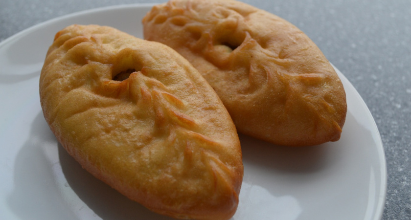 Замешиваю и сразу пеку. Чайник не успевает вскипеть - гора кефирных пирожков к завтраку уже на столе