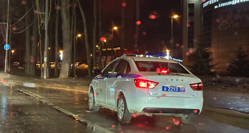 Рядом со школой №9 курганский автобус из-за гололёда врезался в опору ЛЭП