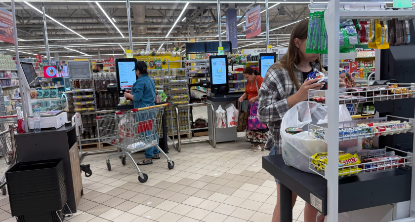 В продуктовом магазине на проспекте Конституции курганцы столкнулись с тараканами, беспорядком и хамством персонала