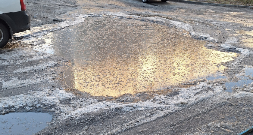 "Ходить невозможно, всё утопает в грязи": проблемы с дорогой в одном из микрорайонов Кургана продолжаются