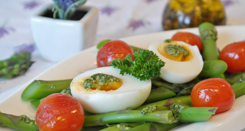 Что нам продают под видом "Спаржи" в азиатских салатах: вот из чего сделан соевый "двойник" в любимом деликатесе