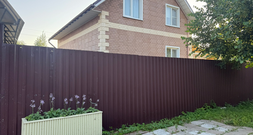 Откажитесь от задумки с забором из профлиста: есть более красивый и надежный способ отгородиться от соседей и создать приватность